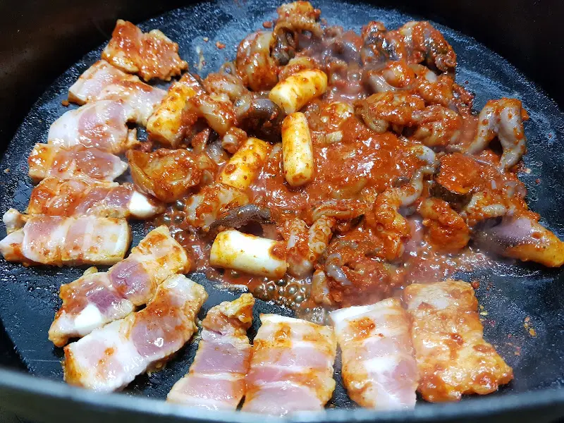 맛있게 익어가는 쭈꾸미 삼겹살