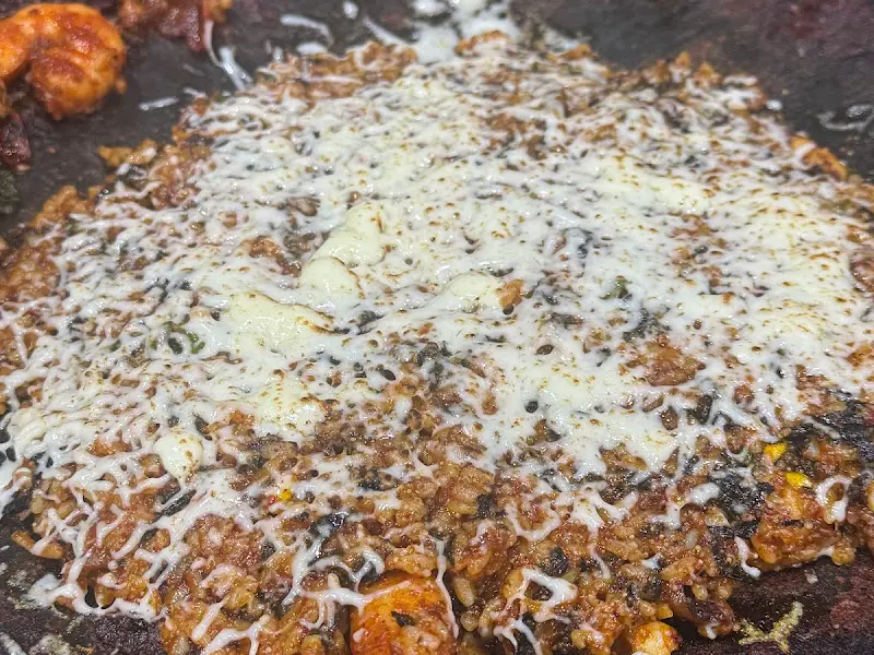 치즈가 듬뿍 뿌려진 볶음밥