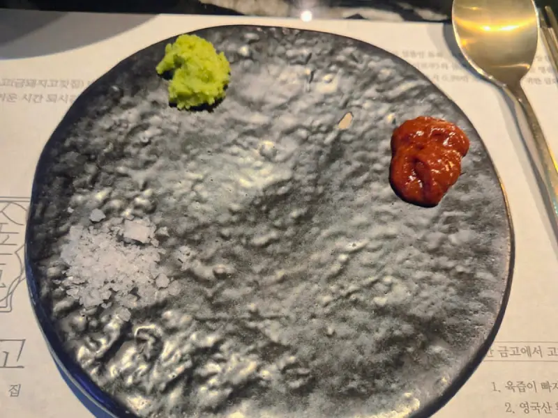 다양한 소스가 담긴 접시