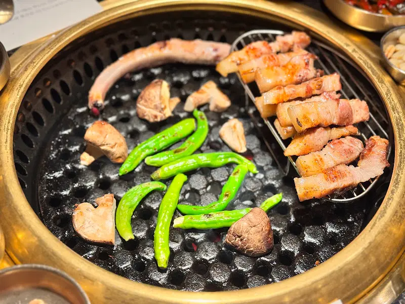 불판 위의 삼겹살, 버섯, 꽈리고추