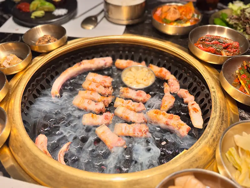 고기를 굽는 모습