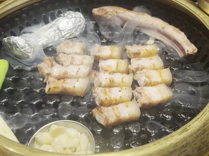 고기를 굽는 모습