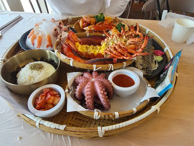 소쿠리 가득 담긴 해산물찜