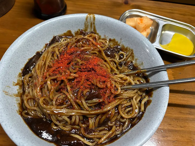 고춧가루 뿌려진 짜장면