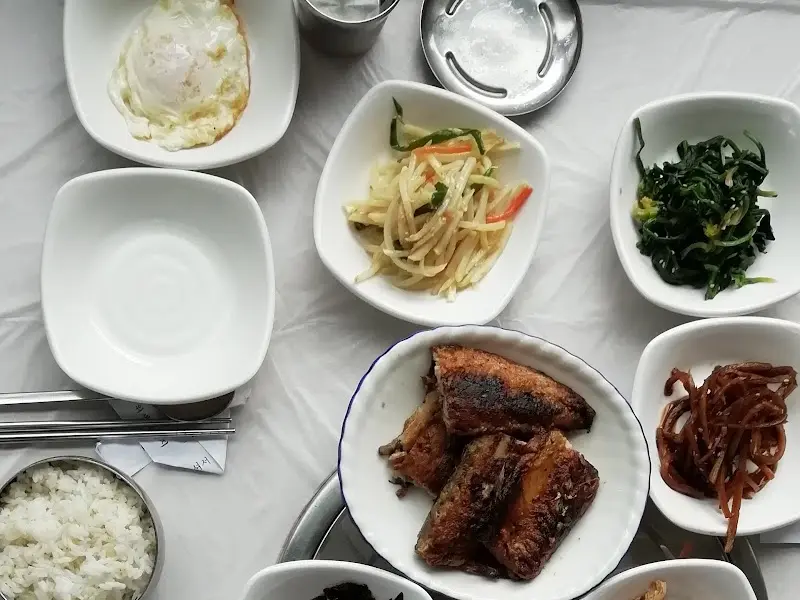 다채로운 반찬들이 돋보이는 한 상