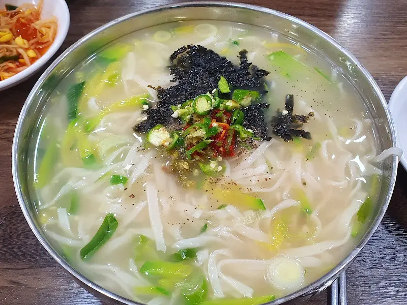 푸짐한 칼만두국 한 그릇