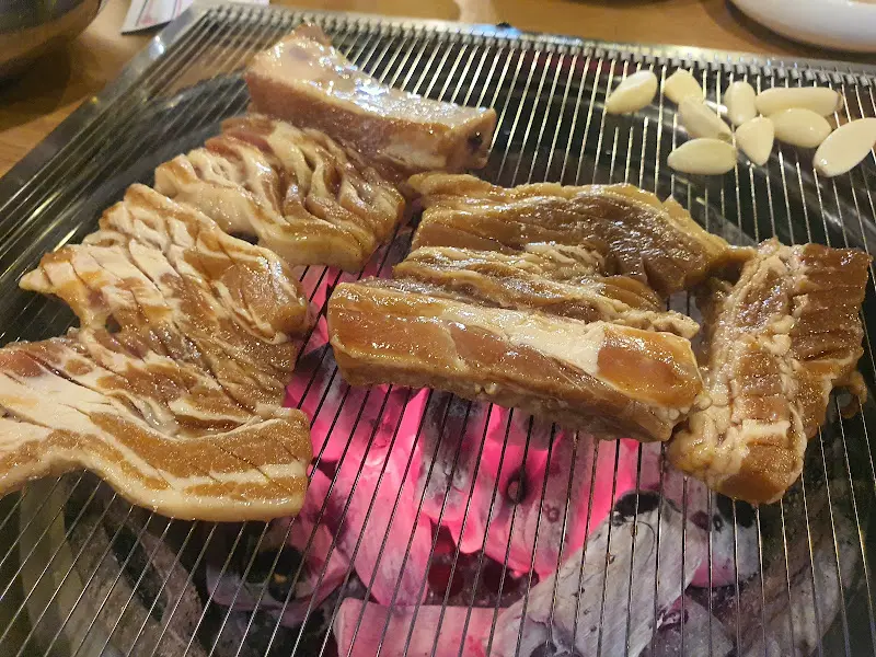 숯불 위에서 익어가는 삼겹살