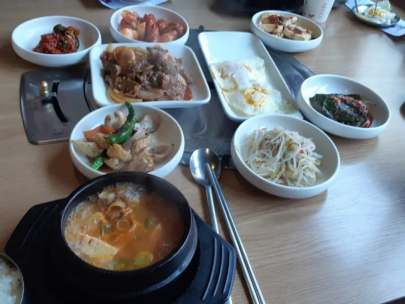 정갈한 점심 특선 반찬