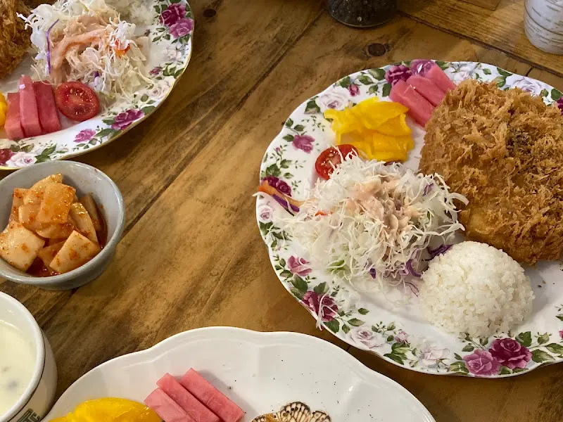 정갈하게 차려진 돈까스 한 상