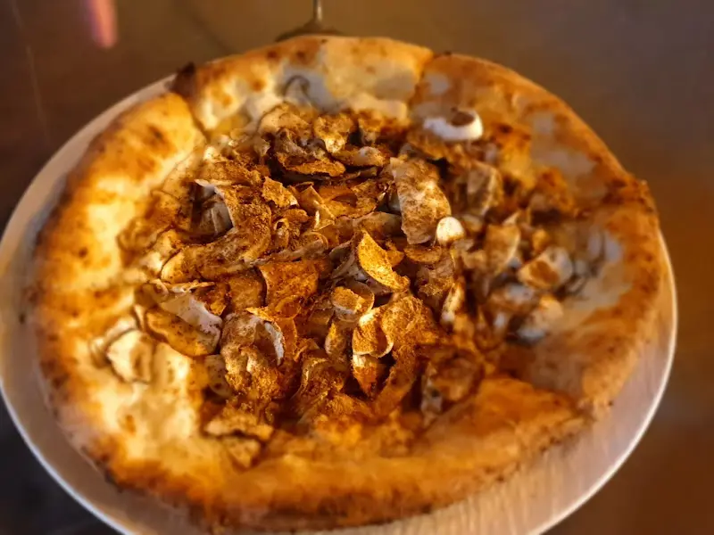 트러플 오일이 뿌려진 버섯 피자