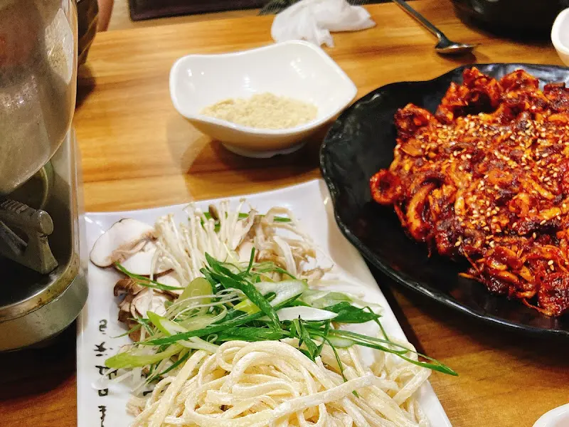 쭈꾸미와 함께 끓여먹는 칼국수