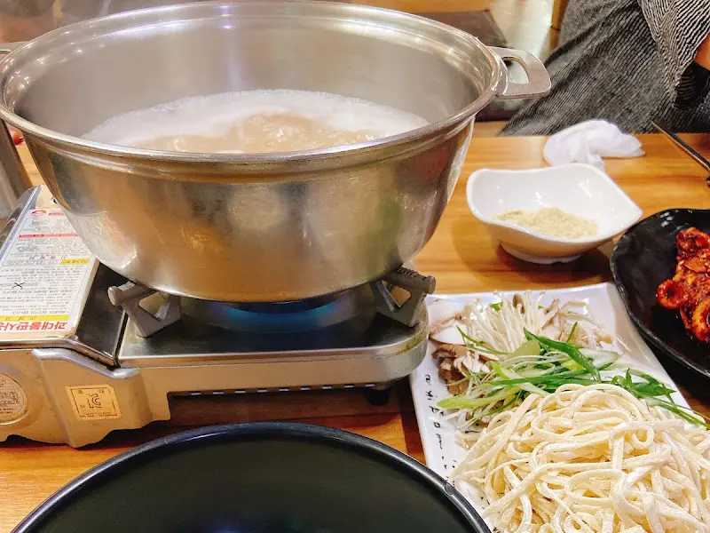 칼국수 끓이는 모습