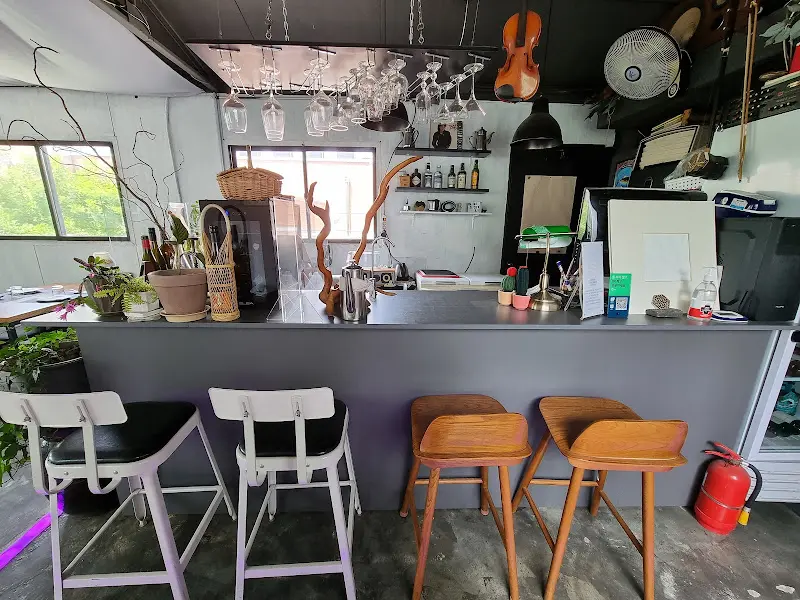 다양한 술이 진열된 바