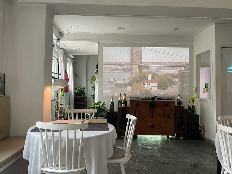 밝은 분위기의 내부