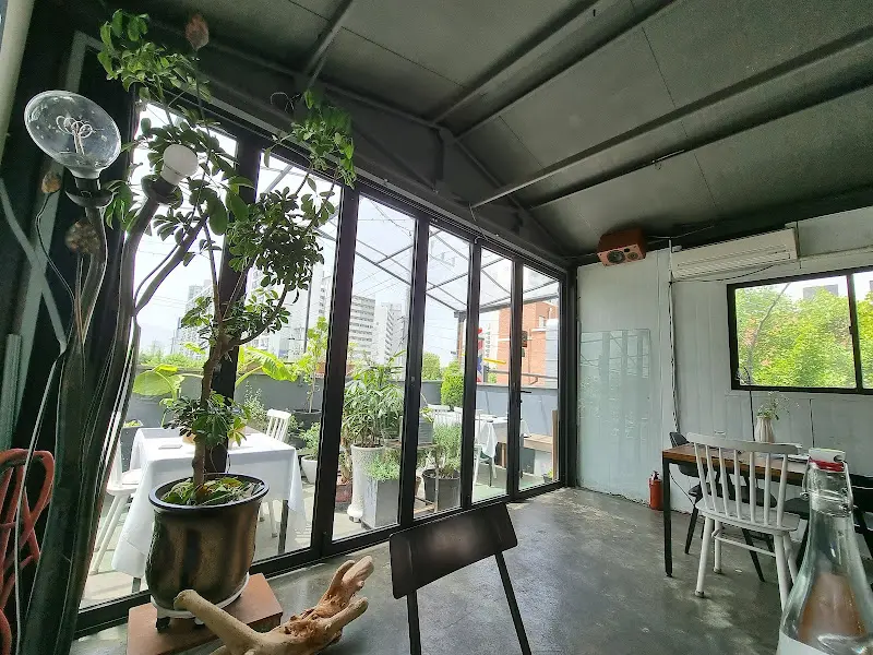 싱그러운 식물이 있는 테이블