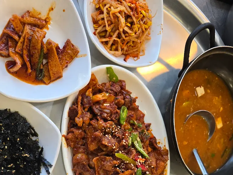 다양한 반찬과 메인 요리가 푸짐하게 차려진 밥상