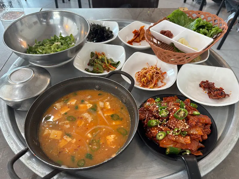 한 상 가득 차려진 돼지두루치기 정식