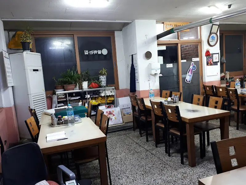 정겨운 분위기의 식당 내부