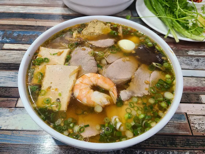 다양한 토핑이 올라간 특별한 쌀국수