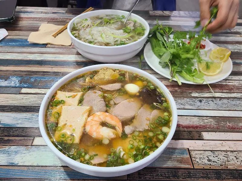 함께 즐기는 쌀국수