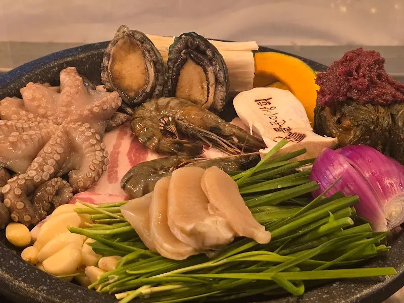 신선한 재료가 가득한 돌문어삼합