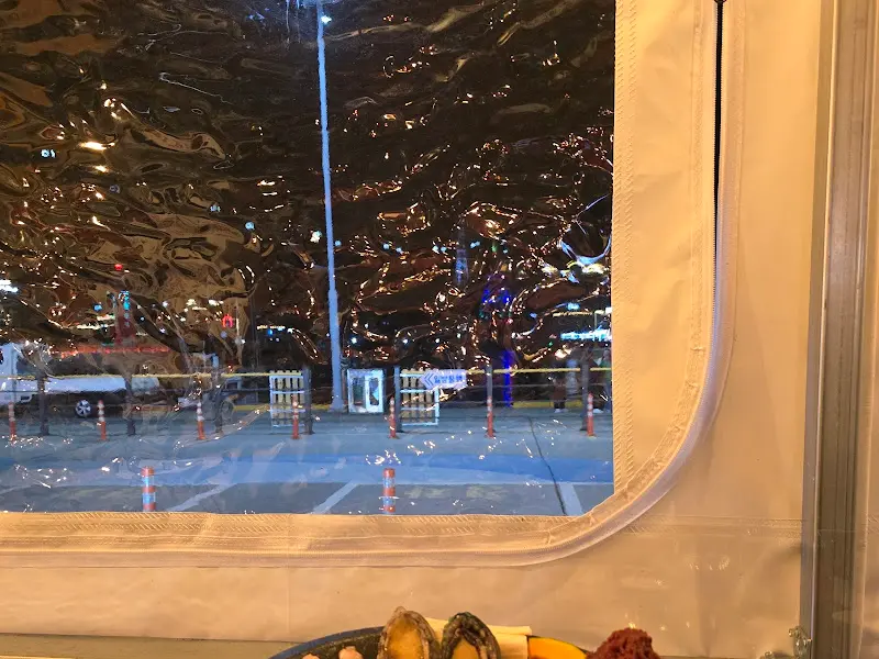 투명 막 너머로 보이는 여수 밤바다