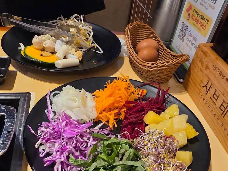 샐러드바에 놓인 신선한 채소들