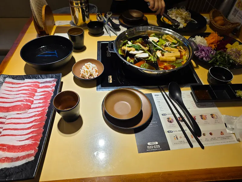 샤브샤브 냄비에 담긴 채소와 고기