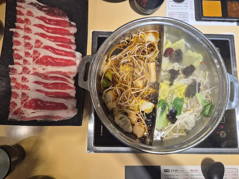 냄비 안에서 끓고 있는 샤브샤브