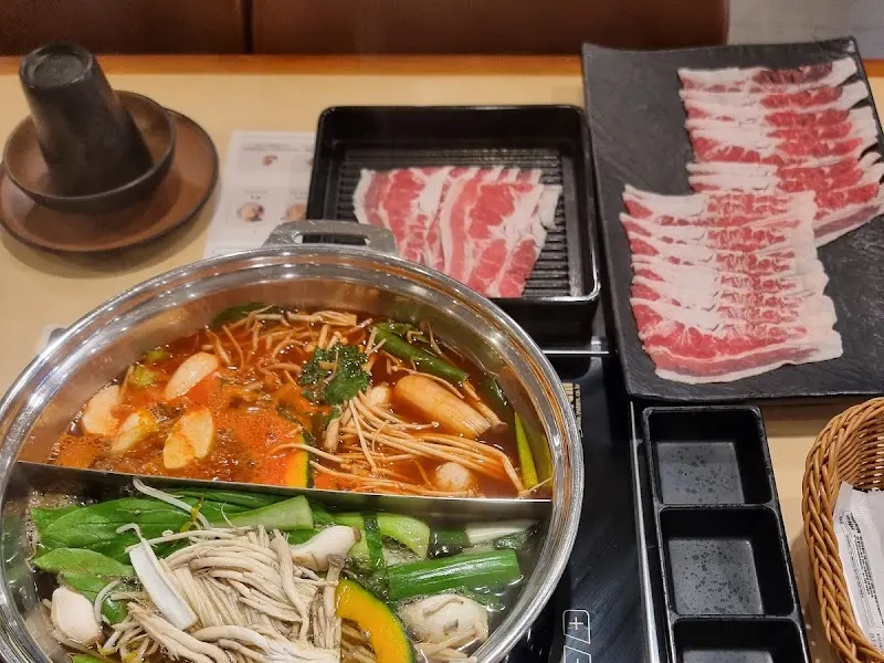 다양한 채소와 소고기가 담긴 샤브샤브