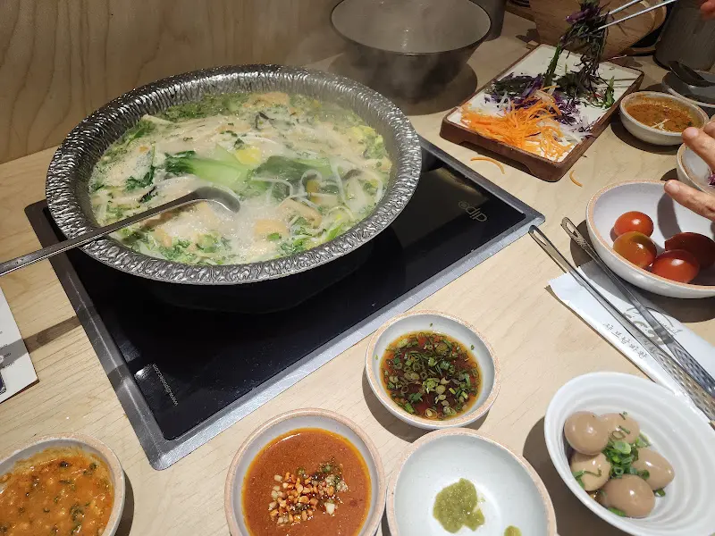 테이블 위에 놓인 샤브샤브 냄비