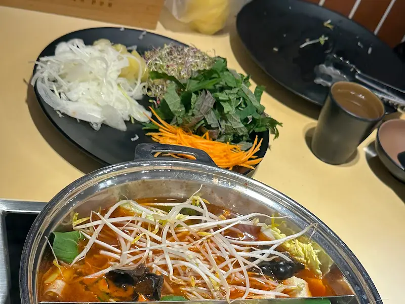 샤브샤브 육수에 담긴 채소