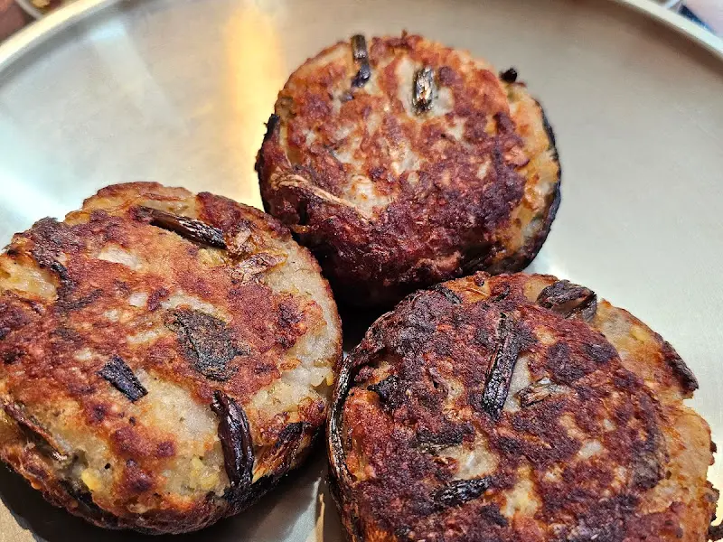 윤기가 흐르는 손만두