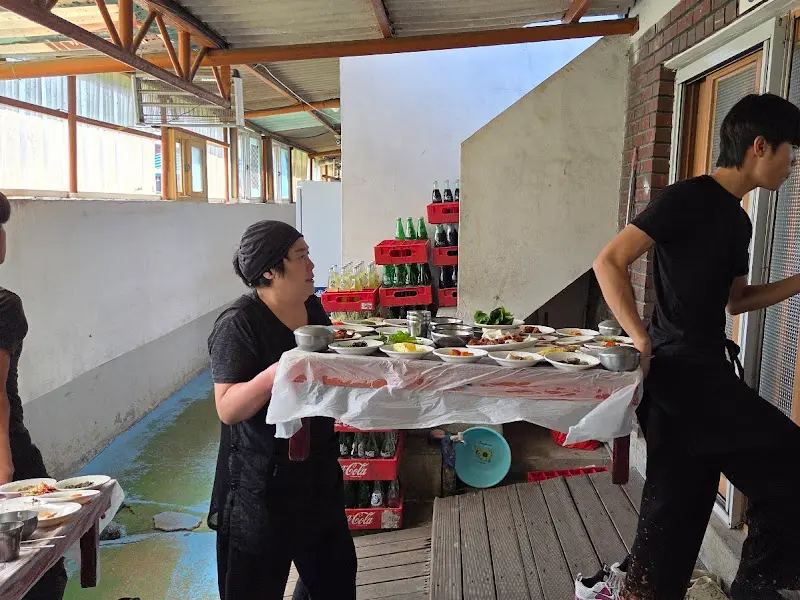 상을 들고 나르는 직원