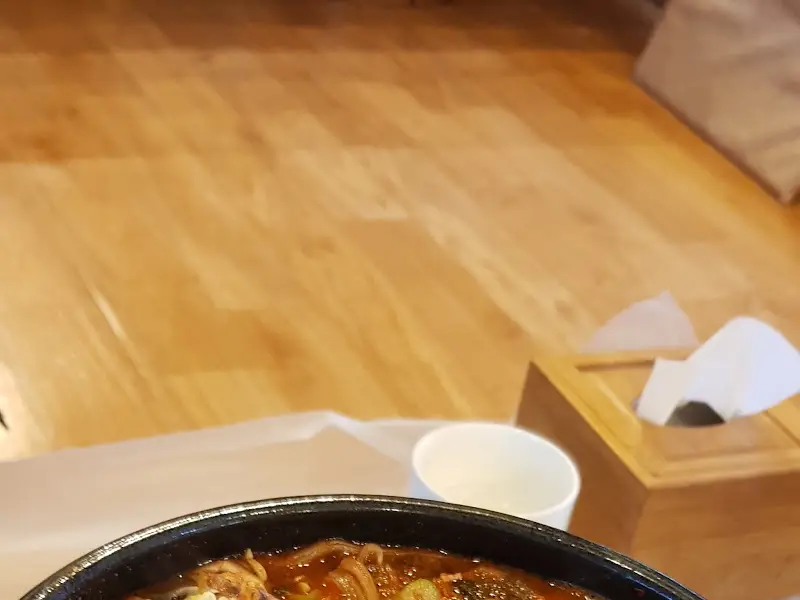 테이블 위에 놓인 매운탕 냄비