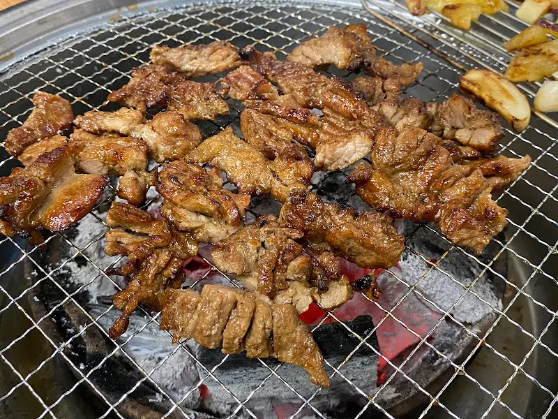 숯불 위에서 익어가는 양념갈비