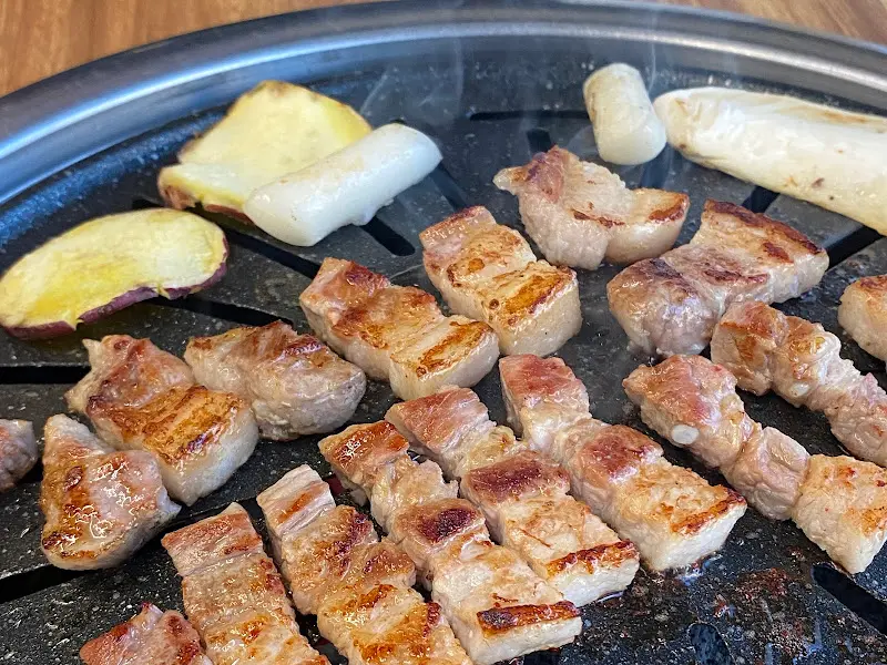 불판 위의 갈비, 떡, 고구마