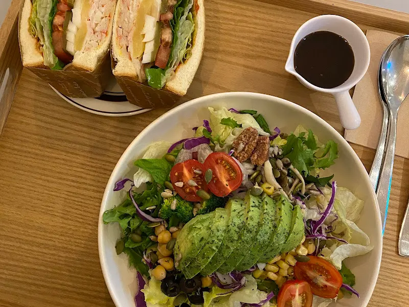 구운 닭가슴살 샐러드와 크랜베리 닭가슴살 샌드위치