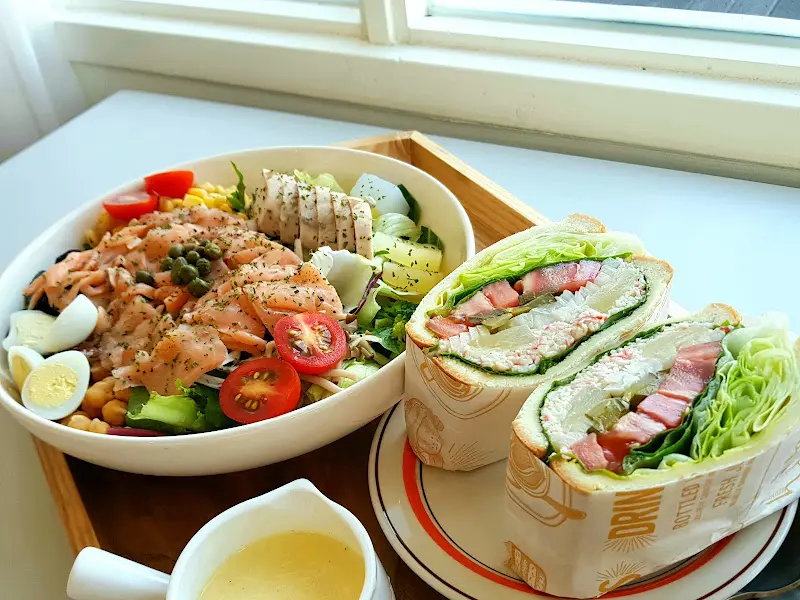 연어 샐러드와 샌드위치