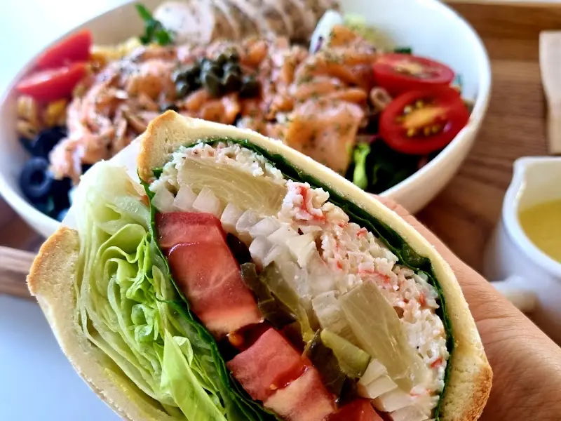 샐러드와 샌드위치 근접샷