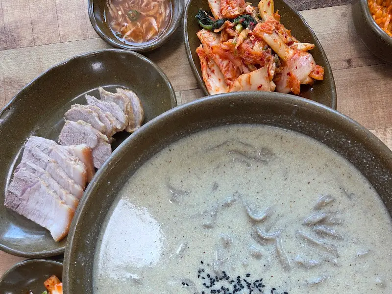 들깨칼국수와 수육, 김치의 풍성한 한 상