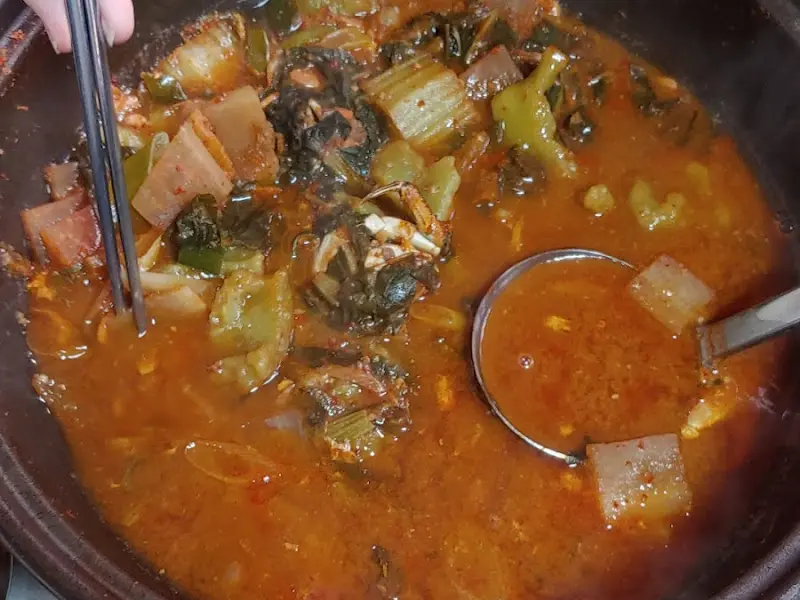 참게와 야채가 듬뿍 들어간 얼큰한 참게탕