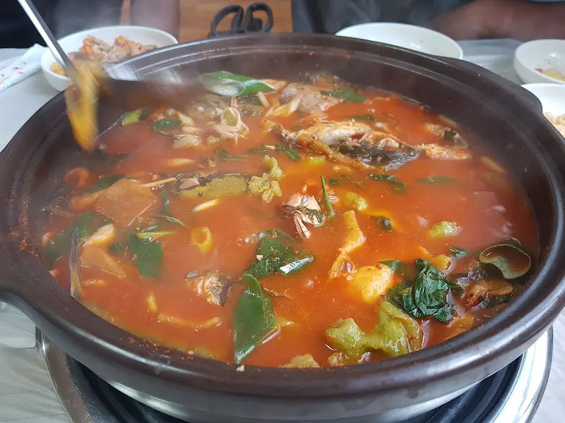 참게가 듬뿍 들어간 참게탕의 모습