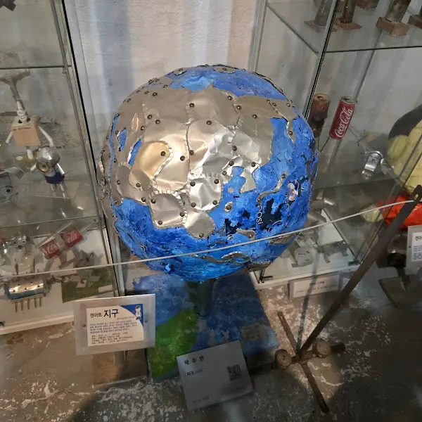 식당 내부에 전시된 독특한 조형물