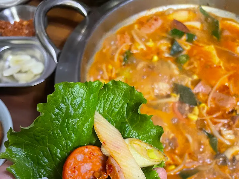 부대찌개와 쌈 채소