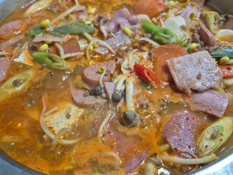 보글보글 끓는 부대찌개