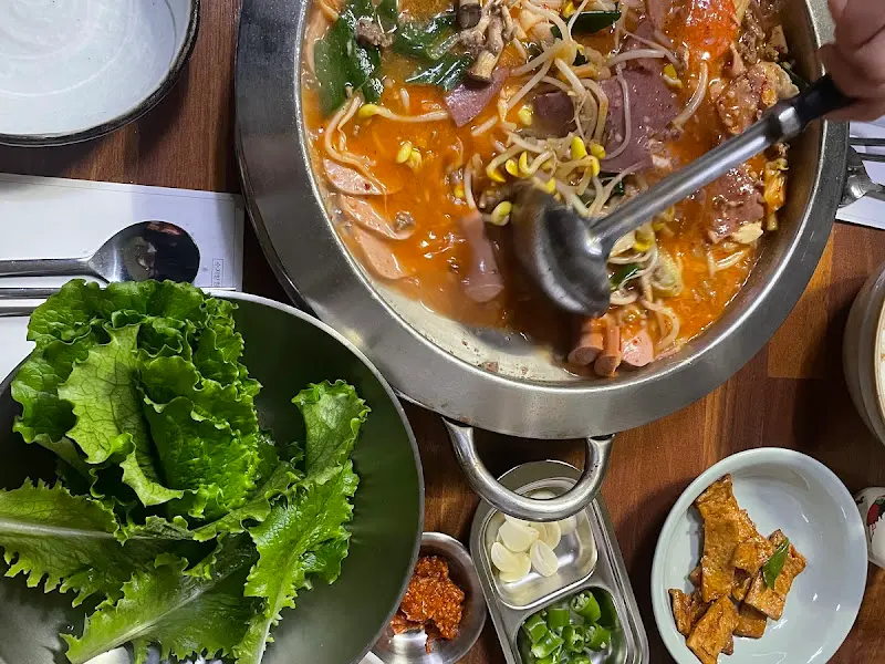 국자로 부대찌개 뜨는 모습