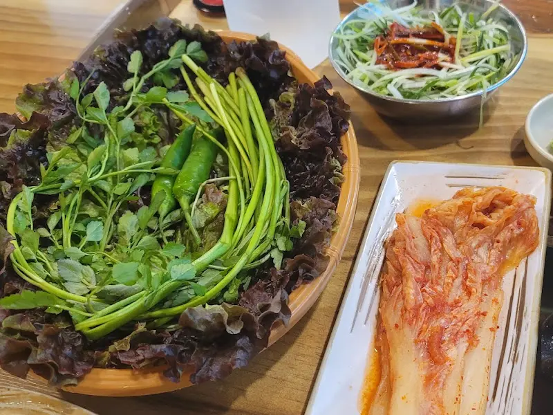 싱싱한 쌈 채소와 김치