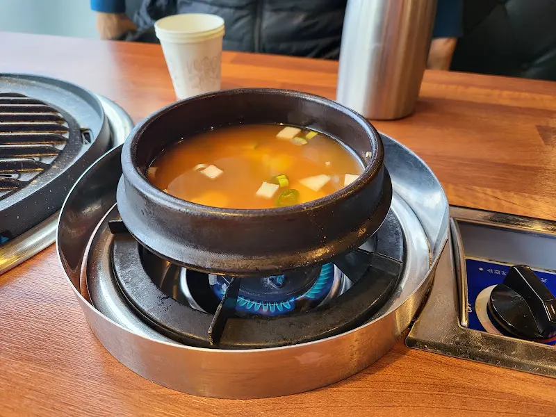 테이블 위 된장찌개