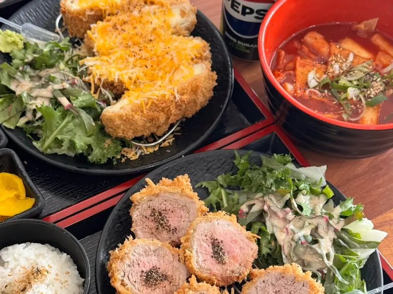 다채로운 돈까스 메뉴와 국물 떡볶이의 조화